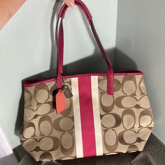 Coach Weekend Hamptons Signature
Stripe - Picture 2 of 12